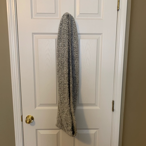 NEW Gray Knit Scarf - Picture 2 of 2